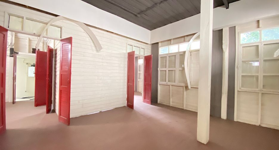 For rent 3 bedrooms retail Space in Mueang Chiang Mai, Chiang Mai