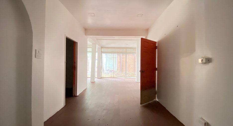 For rent 3 bedrooms retail Space in Mueang Chiang Mai, Chiang Mai
