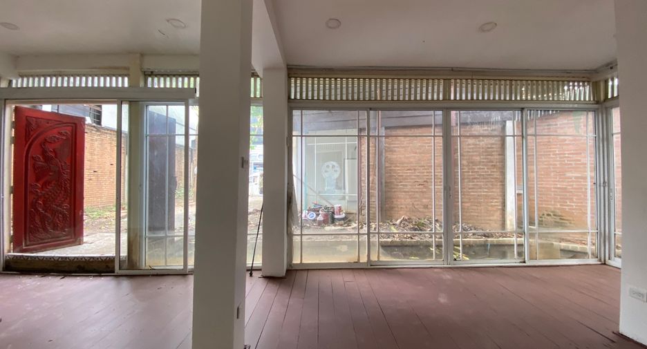 For rent 3 bedrooms retail Space in Mueang Chiang Mai, Chiang Mai