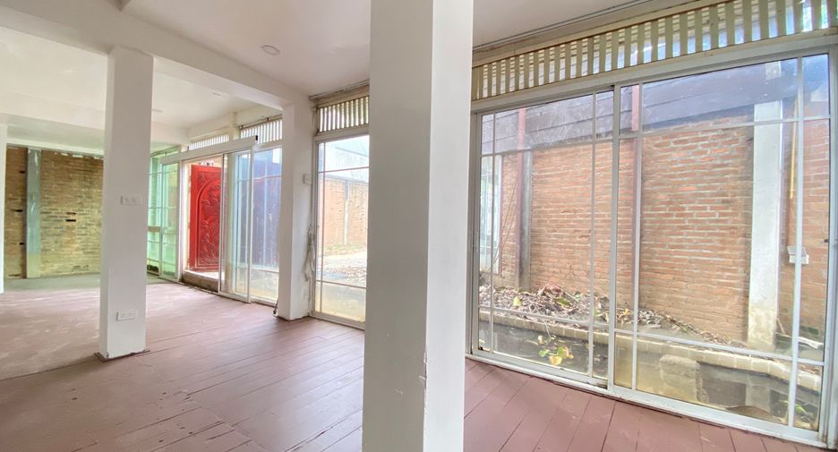 For rent 3 bedrooms retail Space in Mueang Chiang Mai, Chiang Mai