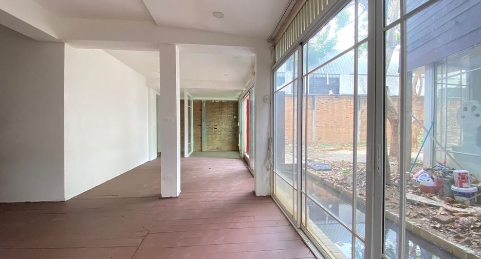 For rent 3 bedrooms retail Space in Mueang Chiang Mai, Chiang Mai