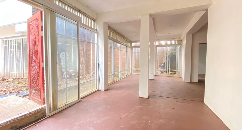 For rent 3 bedrooms retail Space in Mueang Chiang Mai, Chiang Mai