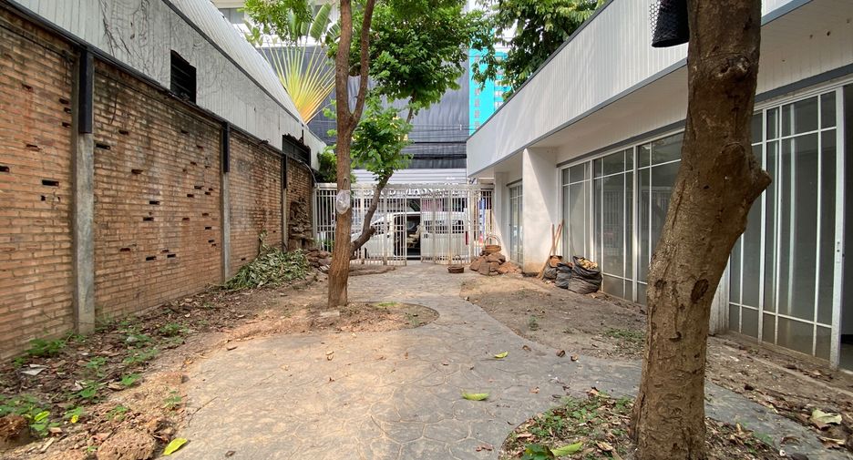 For rent 3 bedrooms retail Space in Mueang Chiang Mai, Chiang Mai