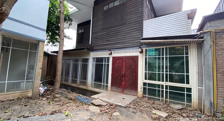For rent 3 bedrooms retail Space in Mueang Chiang Mai, Chiang Mai