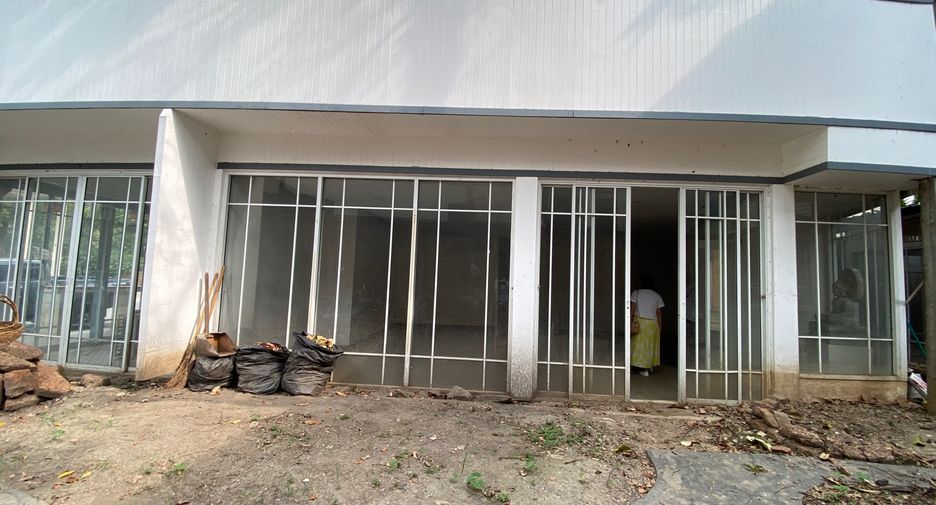 For rent 3 bedrooms retail Space in Mueang Chiang Mai, Chiang Mai