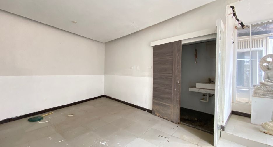 For rent 3 bedrooms retail Space in Mueang Chiang Mai, Chiang Mai