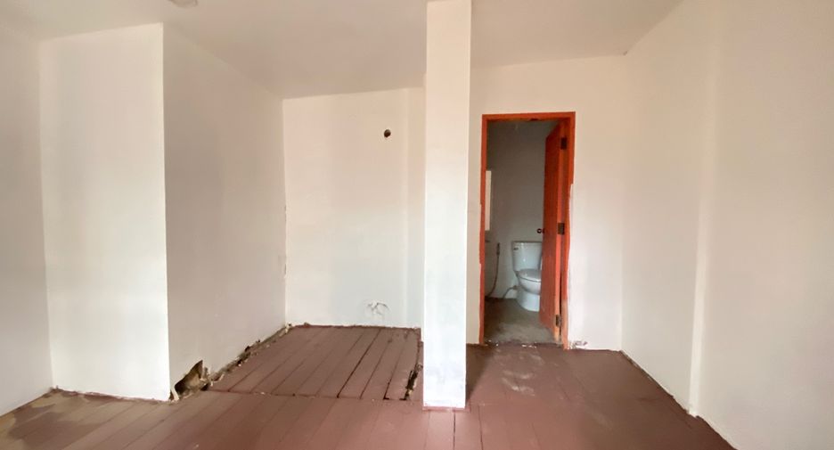 For rent 3 bedrooms retail Space in Mueang Chiang Mai, Chiang Mai