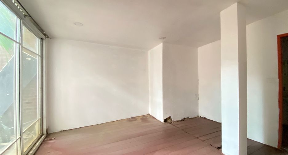 For rent 3 bedrooms retail Space in Mueang Chiang Mai, Chiang Mai