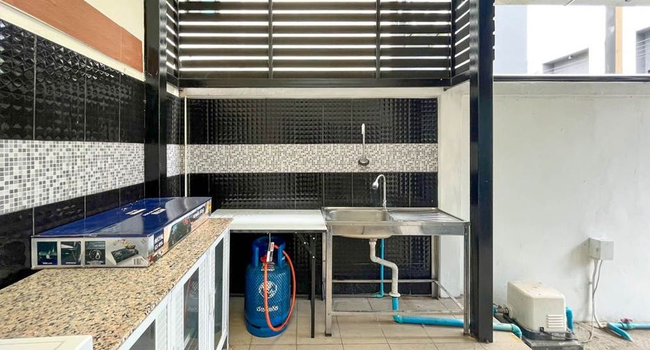 For rent 3 bedrooms townhouse in Hang Dong, Chiang Mai