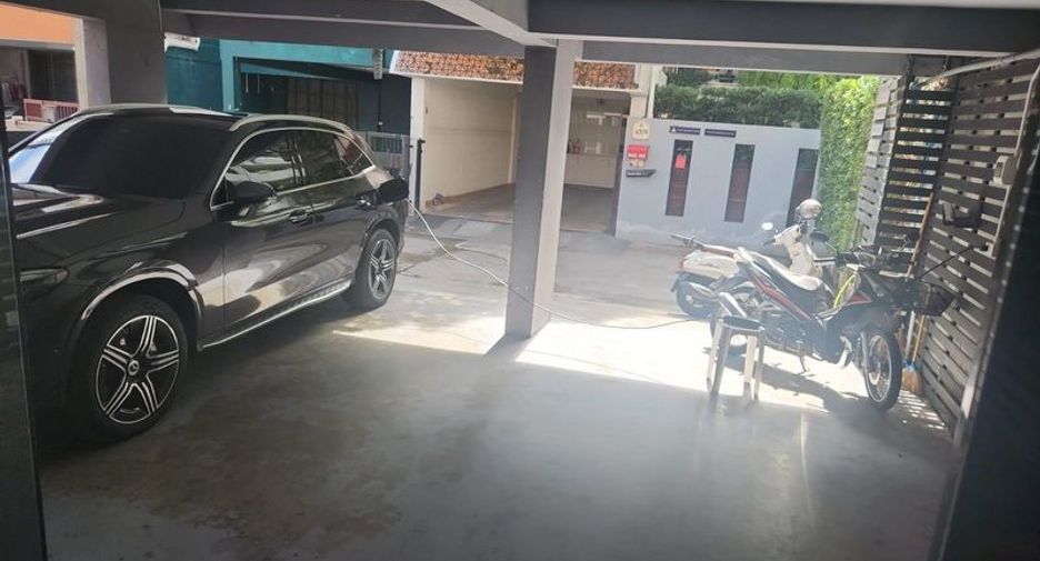 For sale 1 bed retail Space in Watthana, Bangkok
