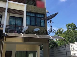 Casa adosada en alquiler de 3 habitaciones en Bang Khen, Bangkok