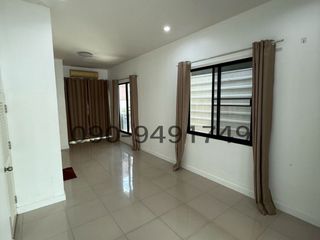 Casa adosada en alquiler de 3 habitaciones en Bang Khen, Bangkok