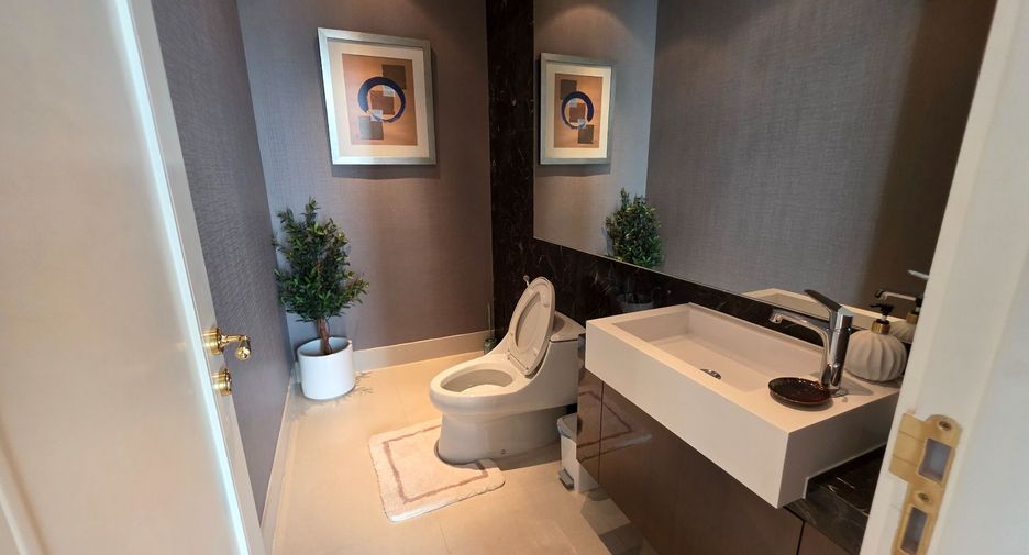 For rent 2 bedrooms condo in Khlong Toei, Bangkok