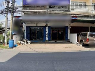 For rent 8 bedrooms retail Space in Phasi Charoen, Bangkok