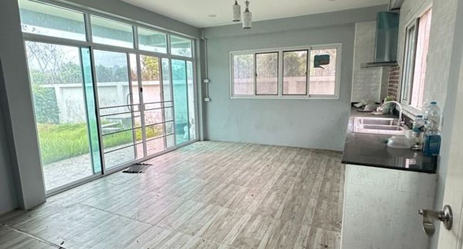 For sale 3 bedrooms house in Mueang Lop Buri, Lopburi