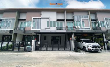 Casa adosada en venta de 3 habitaciones en Bang Yai, Nonthaburi
