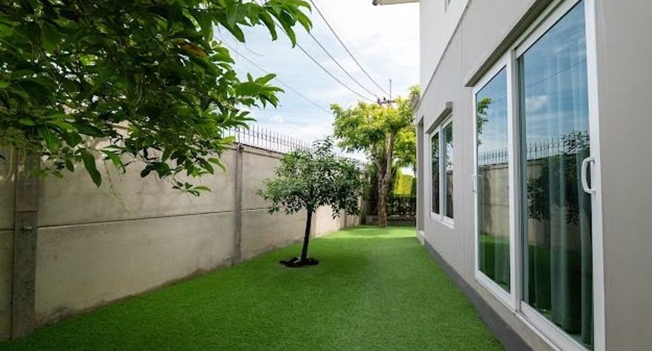For sale 4 bedrooms house in Khlong Luang, Pathum Thani