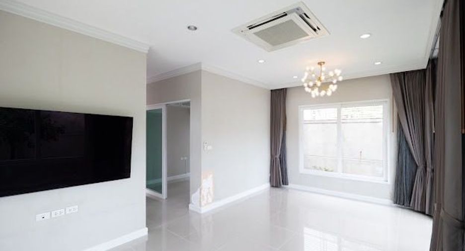 For sale 4 bedrooms house in Khlong Luang, Pathum Thani