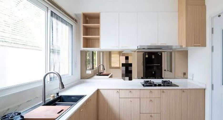 For sale 4 bedrooms house in Khlong Luang, Pathum Thani