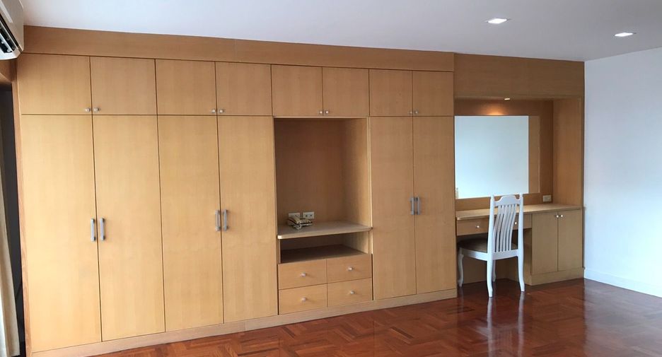 For rent 3 bedrooms condo in Watthana, Bangkok