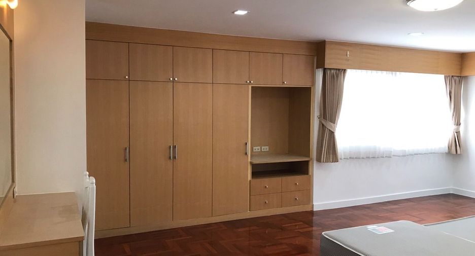 For rent 3 bedrooms condo in Watthana, Bangkok