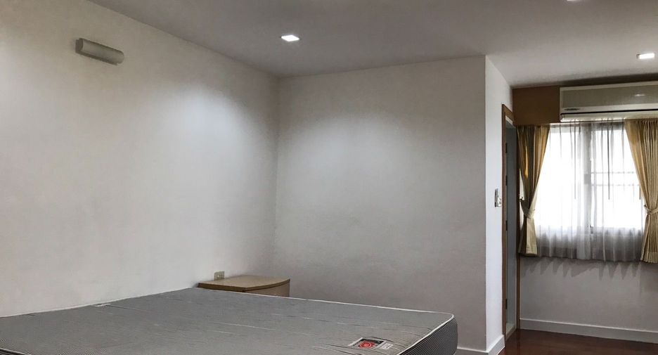 For rent 3 bedrooms condo in Watthana, Bangkok