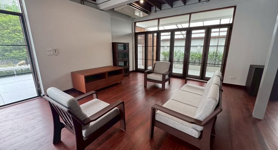 Haus zur Miete mit 4 Zimmer in Watthana, Bangkok