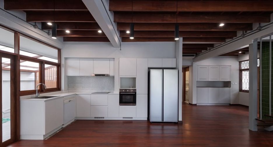 Haus zur Miete mit 4 Zimmer in Watthana, Bangkok
