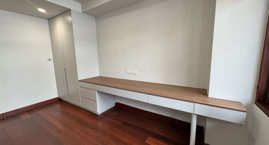 Haus zur Miete mit 4 Zimmer in Watthana, Bangkok