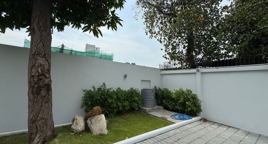 Haus zur Miete mit 4 Zimmer in Watthana, Bangkok