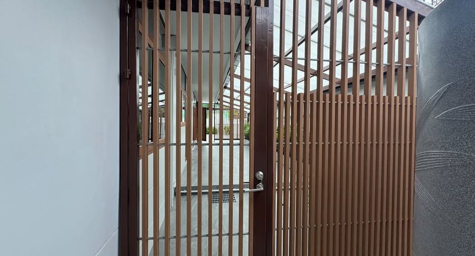 Haus zur Miete mit 4 Zimmer in Watthana, Bangkok