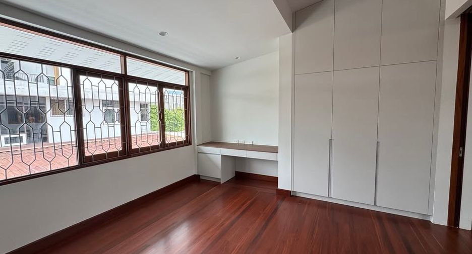Haus zur Miete mit 4 Zimmer in Watthana, Bangkok