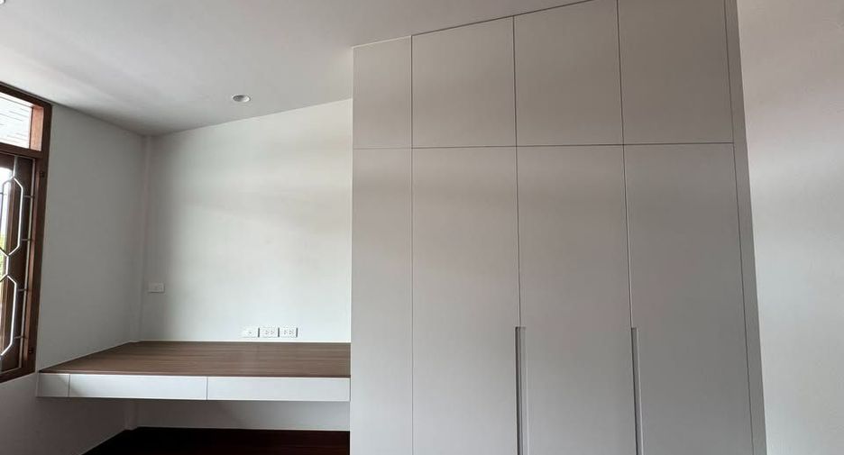 Haus zur Miete mit 4 Zimmer in Watthana, Bangkok