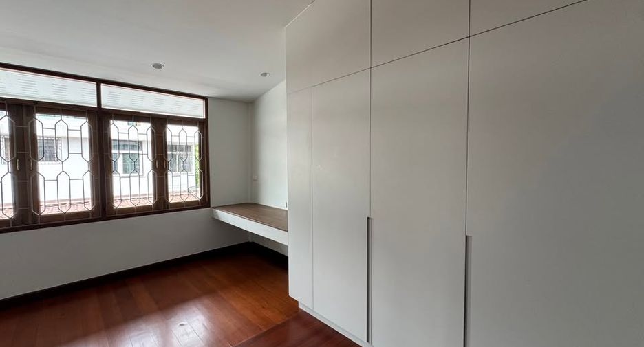 Haus zur Miete mit 4 Zimmer in Watthana, Bangkok