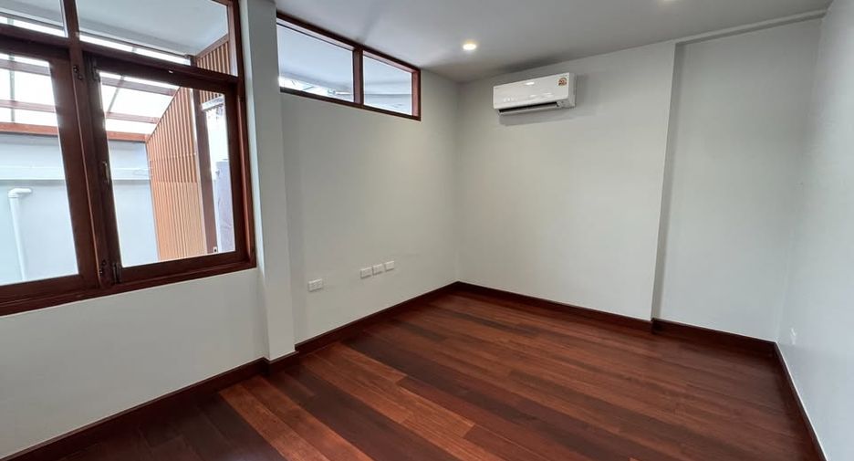 Haus zur Miete mit 4 Zimmer in Watthana, Bangkok