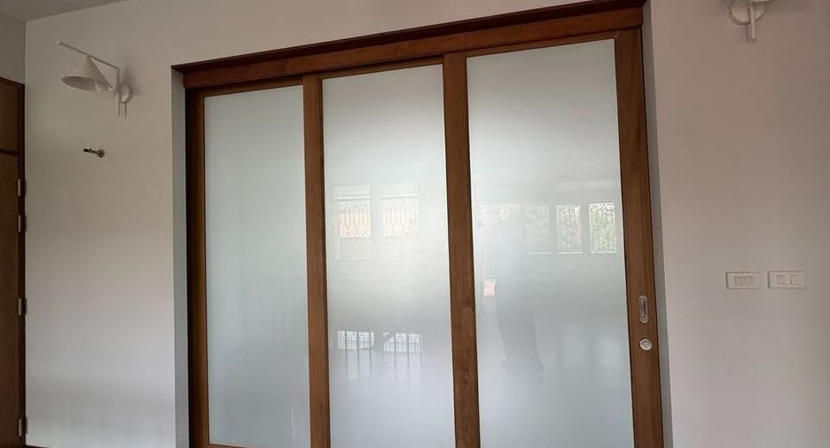 Haus zur Miete mit 4 Zimmer in Watthana, Bangkok