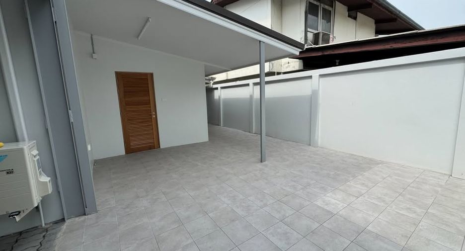 Haus zur Miete mit 4 Zimmer in Watthana, Bangkok