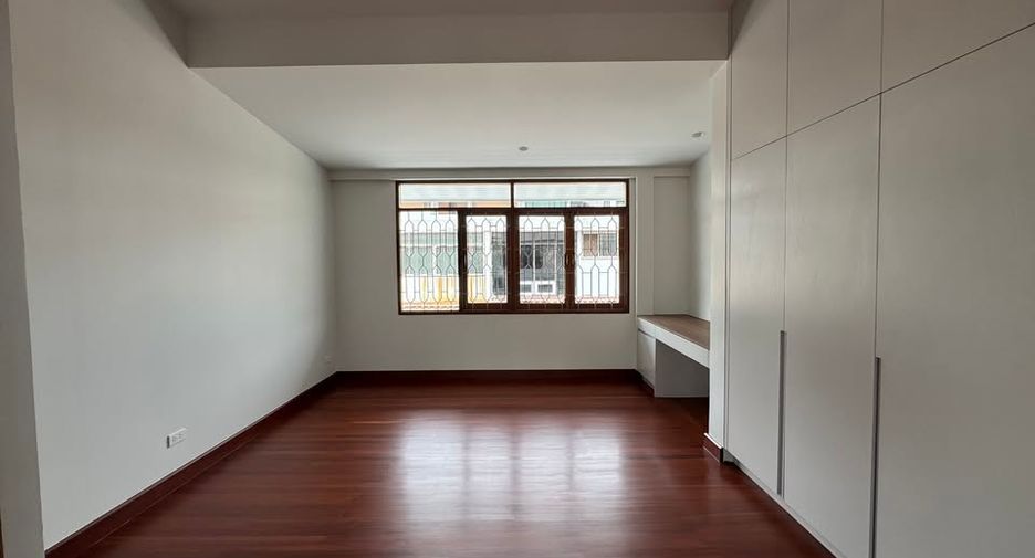 Haus zur Miete mit 4 Zimmer in Watthana, Bangkok