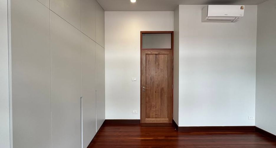Haus zur Miete mit 4 Zimmer in Watthana, Bangkok
