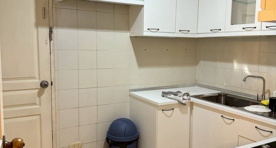 For rent 3 bedrooms condo in Pathum Wan, Bangkok