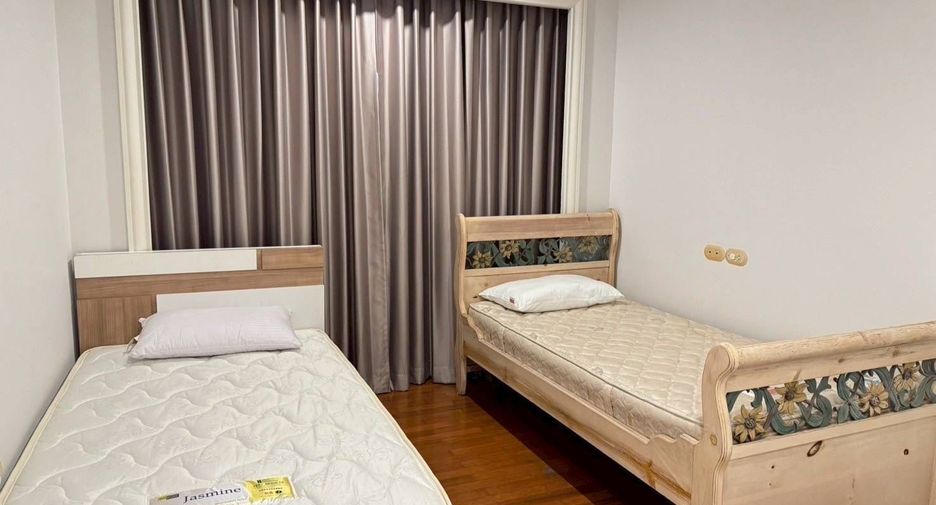 For rent 3 bedrooms condo in Pathum Wan, Bangkok