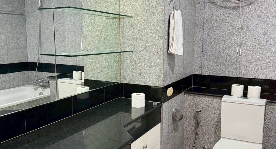 For rent 3 bedrooms condo in Pathum Wan, Bangkok