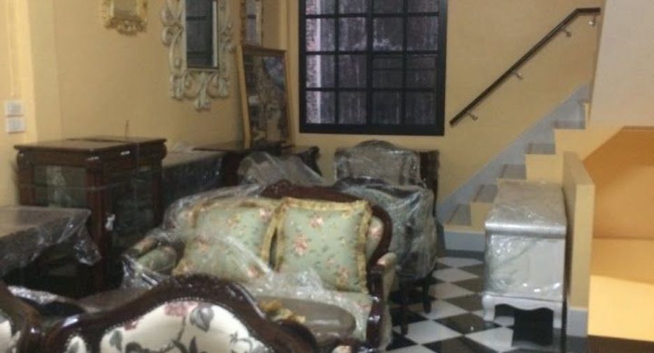 Reihenhaus zur Miete und zum Kauf mit 4 Zimmer in Khlong Toei, Bangkok