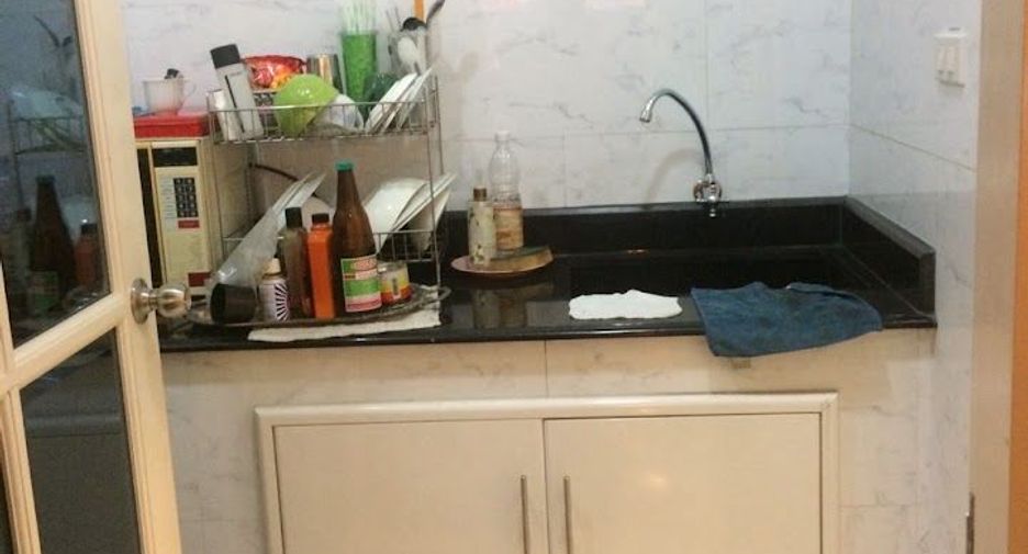 Reihenhaus zur Miete und zum Kauf mit 4 Zimmer in Khlong Toei, Bangkok
