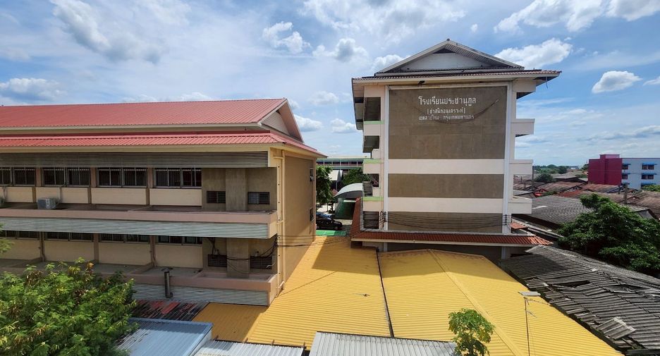 For sale 3 bedrooms retail Space in Sai Mai, Bangkok
