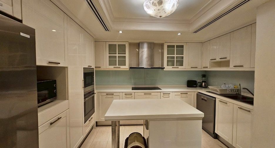À louer 4 chambres appartement avec services à Khlong Toei, Bangkok