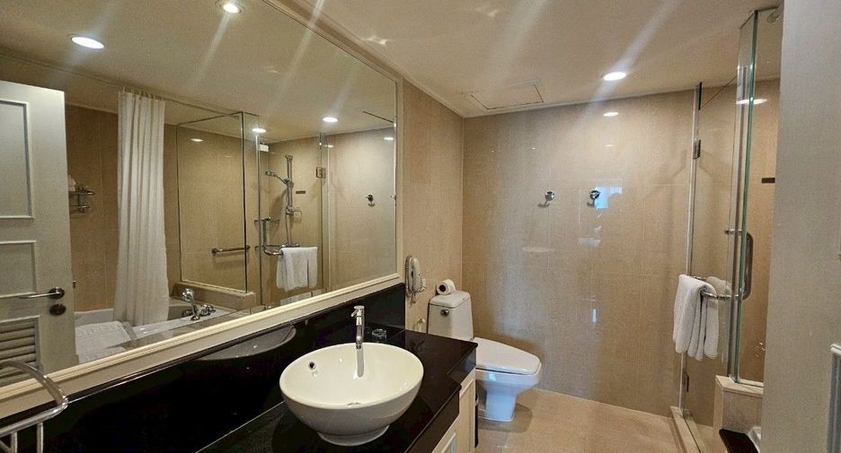 À louer 4 chambres appartement avec services à Khlong Toei, Bangkok