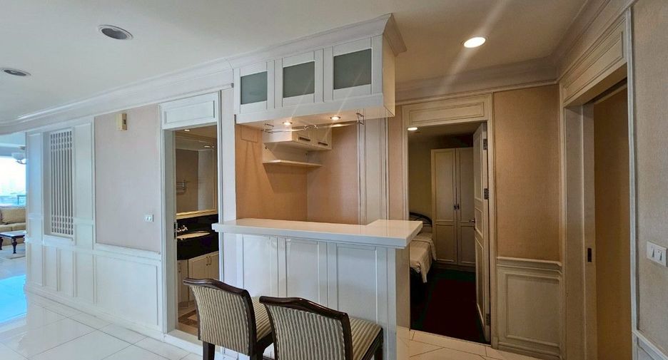 For rent 4 bedrooms condo in Khlong Toei, Bangkok