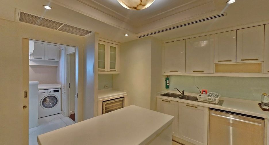 For rent 4 bedrooms condo in Khlong Toei, Bangkok