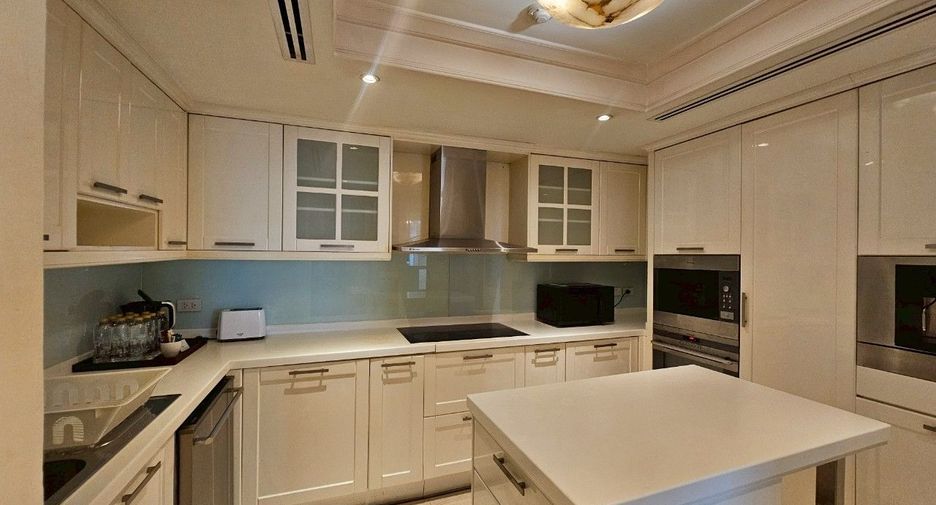 For rent 4 bedrooms condo in Khlong Toei, Bangkok